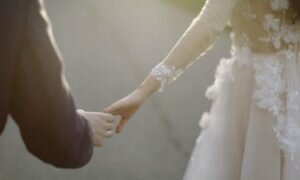 Viral Aksi Nenek Bawa Tongkat Kayu untuk Melindungi Cucu di Hari Pernikahan, Khawatir Pengantin Kena Prank Vulgar
